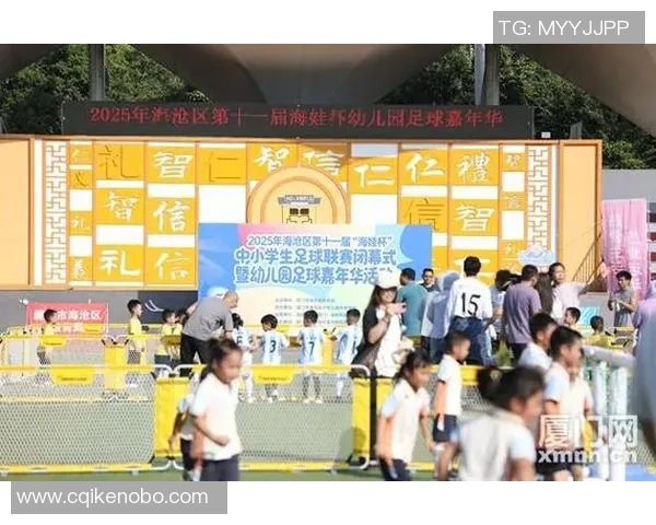 小孩与足球明星的奇妙互动瞬间揭秘欢乐与梦想交织的童年时光